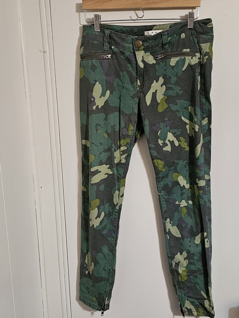 5/$20 CAbi 766 Clover Camo Skinny Ankle Zip Pants Sz 6